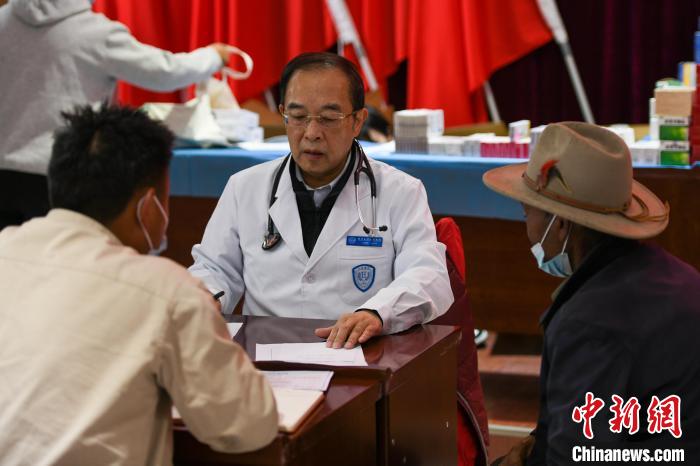 北京大學人民醫(yī)院心臟中心副主任、博士生導師王偉民為農(nóng)牧民問診?！〗w波 攝