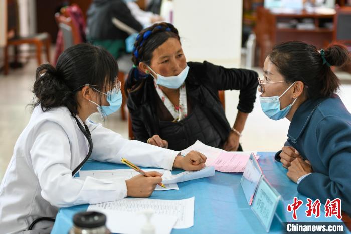 因不少農(nóng)牧民不會普通話，義診活動現(xiàn)場，鄉(xiāng)政府為每位醫(yī)生配了一名翻譯?！〗w波 攝