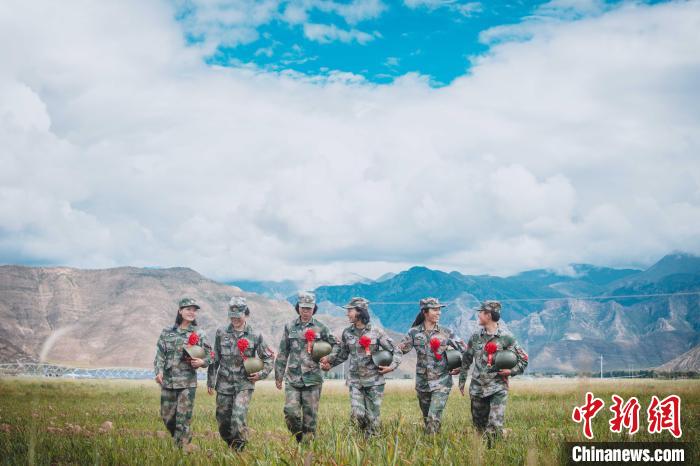 圖為身戴“首跳光榮”大紅花的女兵?！⊥跏鰱| 攝