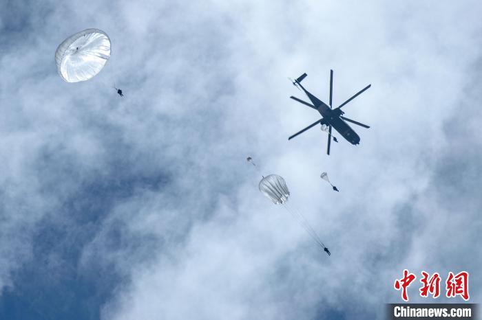 圖為傘降女兵在空中開傘?！⊥跏鰱| 攝