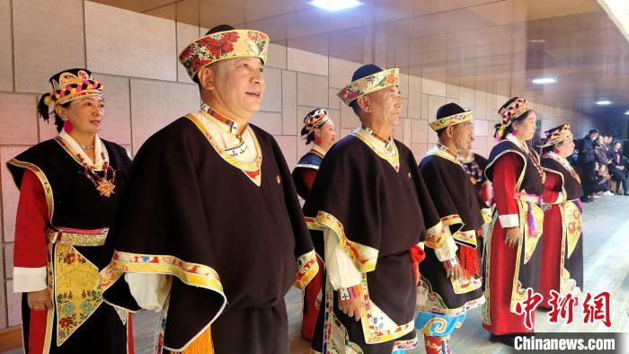 圖為西藏老年舞蹈隊在后臺準(zhǔn)備上場?！∝暽＠?攝