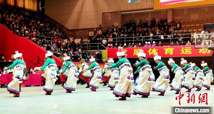 圖為西藏老年舞蹈隊齊跳傳統(tǒng)鍋莊舞?！∝暽＠?攝