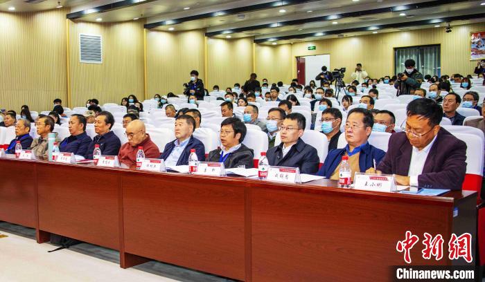 圖為與會(huì)專家學(xué)者聽會(huì)?！钪覍?攝