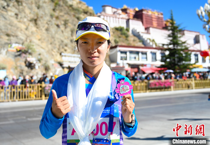 圖為女子半程馬拉松冠軍次仁措姆。 <a target='_blank' ><p  align=