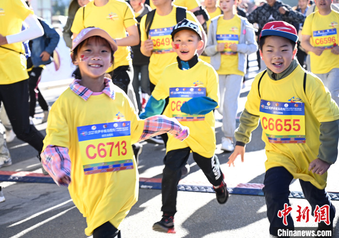 圖為當(dāng)?shù)貎和瘏⒓用阅惆氤恬R拉松。 <a target='_blank' ><p  align=