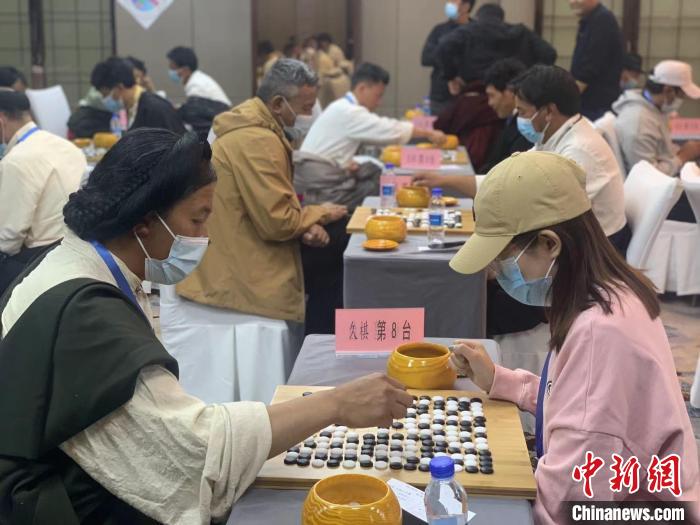 圖為參賽選手正在進行藏棋對弈?！≈x牧 攝