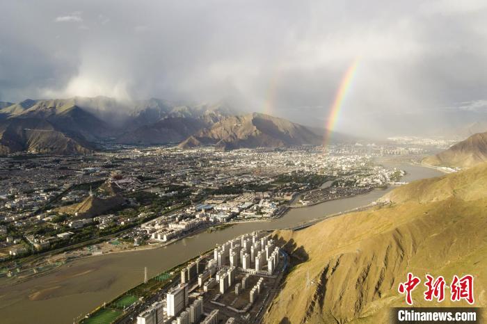 圖為海拔3600多米的高原城市拉薩迎來雨后彩虹。(資料圖) 江飛波 攝