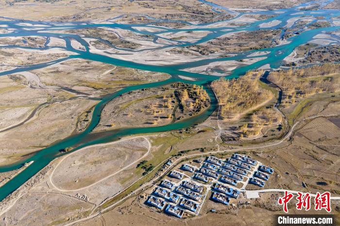 圖為10月16日，航拍高原河流拉薩河辮狀水系和河畔村莊，一派和諧景象?！〗w波 攝