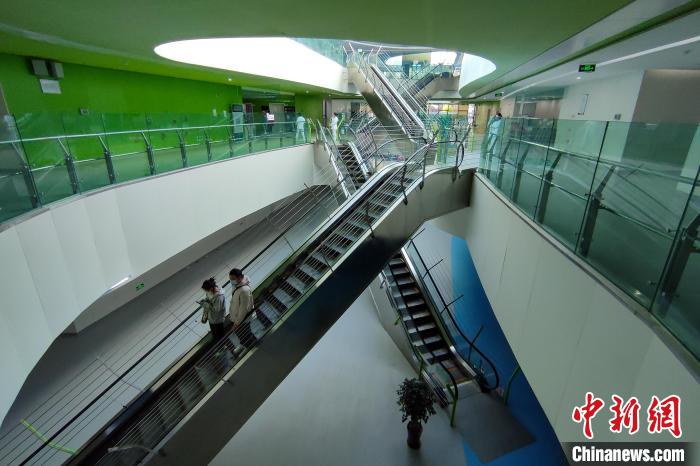 圖為西藏自治區(qū)婦產(chǎn)兒童醫(yī)院內(nèi)景?！〗w波 攝