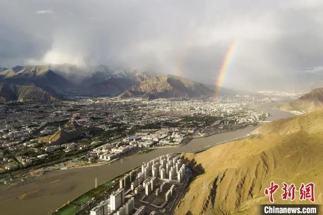 資料圖：海拔3600多米的高原城市拉薩迎來(lái)雨后彩虹。江飛波 攝