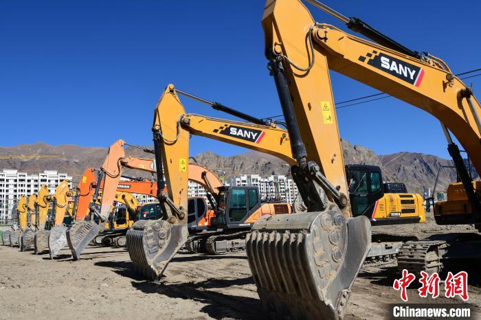 圖為人大附中拉薩學(xué)校開工奠基儀式現(xiàn)場?！∝暩聛硭?攝