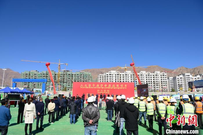 圖為人大附中拉薩學(xué)校開工奠基儀式現(xiàn)場?！∝暩聛硭?攝