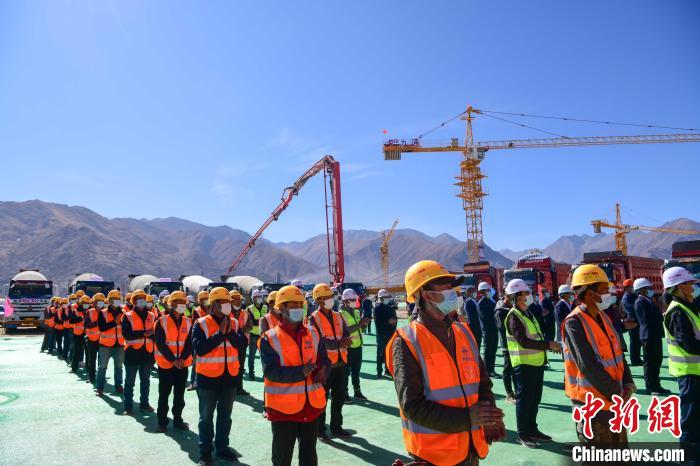 圖為人大附中拉薩學(xué)校開工奠基儀式現(xiàn)場。　貢嘎來松 攝