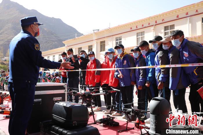 圖為消防指戰(zhàn)員為學(xué)生講解、演示先進(jìn)救援裝備。　趙琳 攝