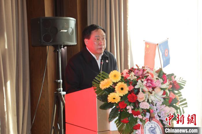 圖為中國非公立醫(yī)療機構(gòu)協(xié)會常務副會長兼秘書長郝德明致辭?！№n相澤 攝