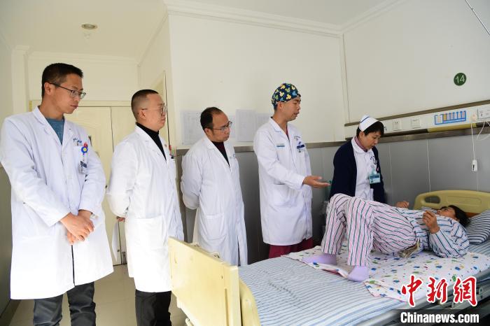 圖為何蔚副主任醫(yī)師(站右二)及團(tuán)隊(duì)術(shù)后指導(dǎo)患者進(jìn)行腰背肌鍛煉?！∝暩聛?lái)松 攝