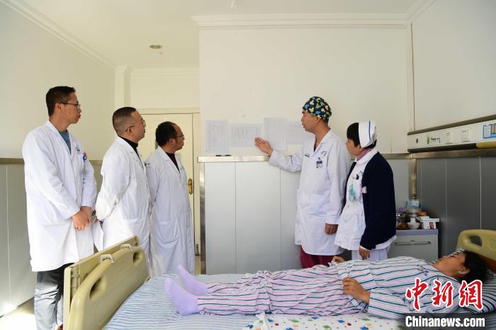 圖為何蔚副主任醫(yī)師(站右二)及團(tuán)隊(duì)術(shù)后對(duì)患者的肌肉訓(xùn)練、蛋白飲食等制定了每半日的康復(fù)計(jì)劃?！∝暩聛?lái)松 攝