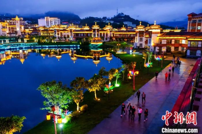 墨脫入夜，華燈初上，昔日“高原孤島”如今日漸繁華。