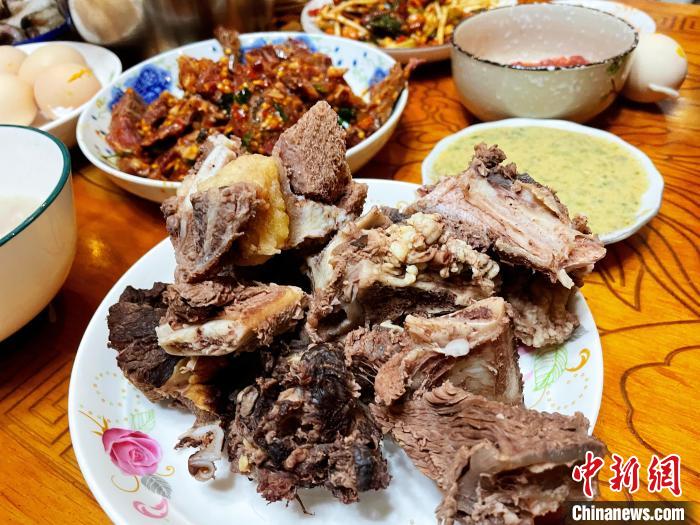 圖為除夕之夜的大餐?！∪轿木?攝