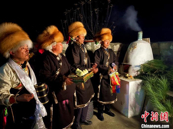 圖為除夕之夜進(jìn)行的驅(qū)鬼儀式?！∪轿木?攝