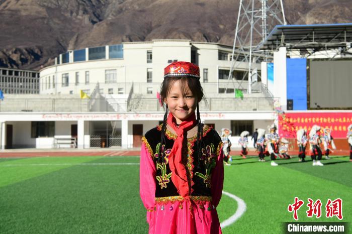 圖為加查縣安繞鎮(zhèn)小學(xué)回族學(xué)生馬萍。　貢嘎來松 攝