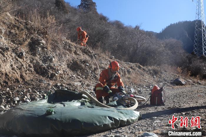 圖為參訓(xùn)消防指戰(zhàn)員架設(shè)蓄水池。　昌都市森林消防支隊(duì)江達(dá)縣中隊(duì) 攝