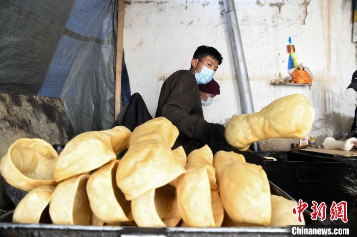 圖為拉薩手藝人制作藏歷新年供品“德卡”?！∝暩聛?lái)松 攝