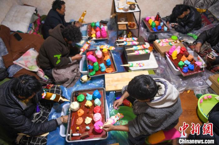 圖為拉薩手藝人制作年貨酥油花?！∝暩聛?lái)松 攝