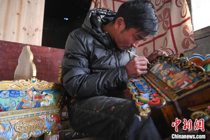 圖為拉薩手藝人制作年貨“切瑪盒”。　貢嘎來(lái)松 攝