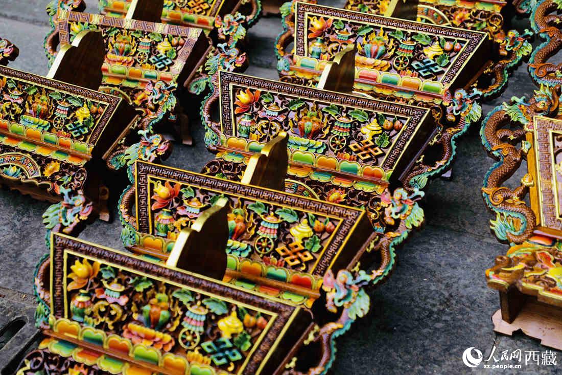 年貨市場(chǎng)上的切瑪盒。（切瑪盒是藏歷新年吉祥物，是在精制斗型木盒中用隔板分開(kāi)，分別盛入炒麥粒和糌粑，插上“仔卓”，象征著人壽年豐、吉祥如意。）人民網(wǎng) 次仁羅布攝