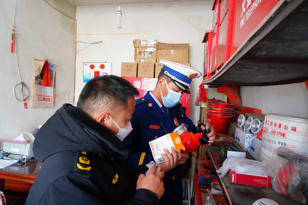 檢查消防器材。圖片由那曲消防提供