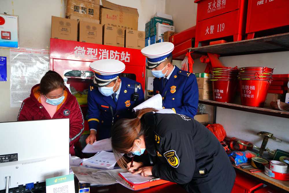 檢查消防器材。圖片由那曲消防提供