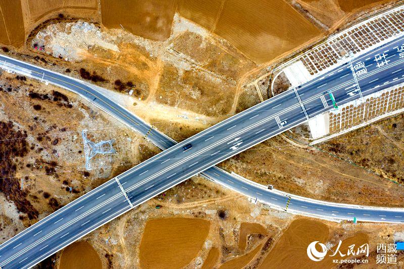 拉林高等級(jí)公路。徐馭堯攝