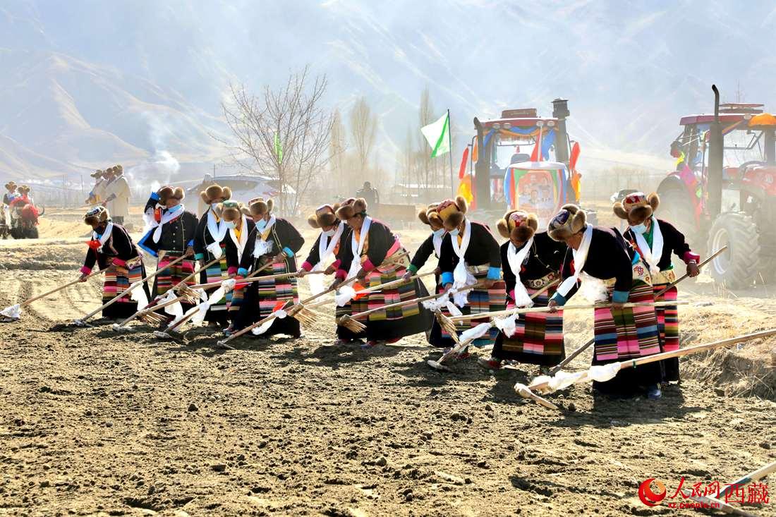 當(dāng)?shù)卮迕裆碇?jié)日盛裝，舉行春耕儀式。人民網(wǎng) 次仁羅布攝
