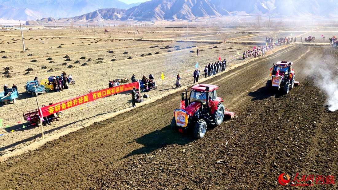 山南市扎囊縣扎其鄉(xiāng)孟卡榮村迎來(lái)春耕第一犁。人民網(wǎng) 次仁羅布攝