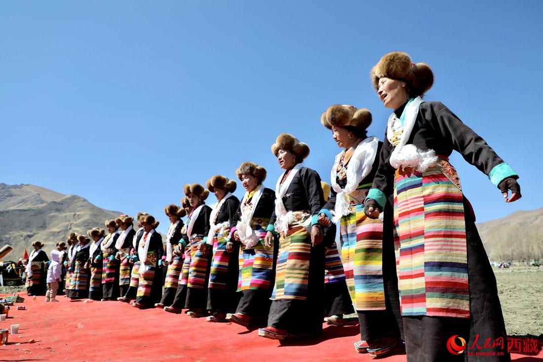 儀式結(jié)束后，農(nóng)田上仍洋溢著喜慶氣氛，村民們邊唱邊跳起了鍋莊舞。人民網(wǎng) 次仁羅布攝