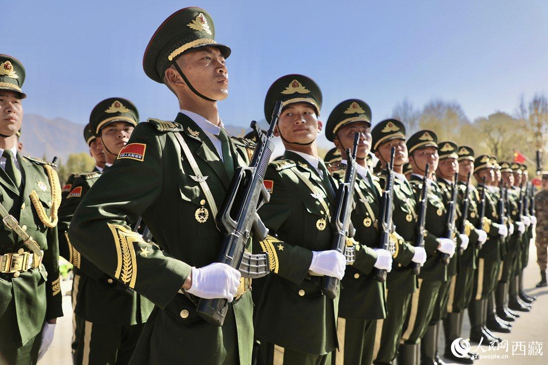 國旗護(hù)衛(wèi)隊(duì)隊(duì)員。人民網(wǎng)次仁羅布 攝