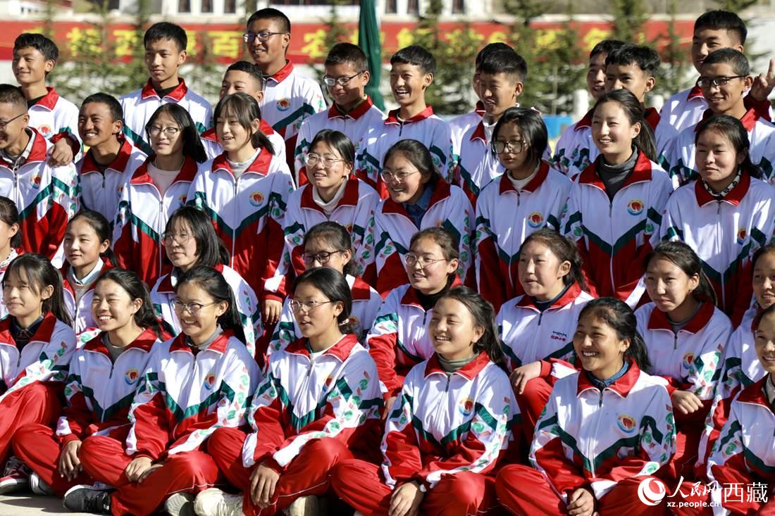 學(xué)生代表們合影留念。人民網(wǎng) 次仁羅布攝