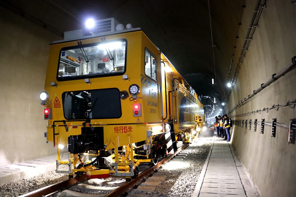 拉林鐵路迎來“大黃蜂”。祁國慶攝