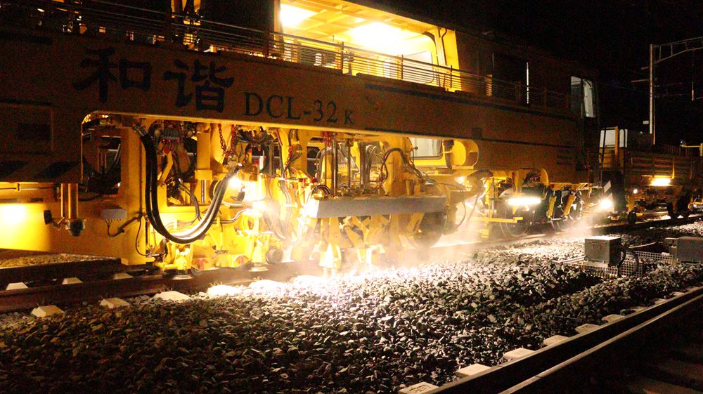 拉林鐵路迎來“大黃蜂”。祁國慶攝