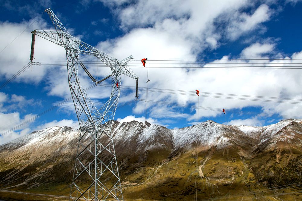 藏中聯(lián)網(wǎng)工程建設(shè)，銀線上的“舞者” 。盧忠東攝