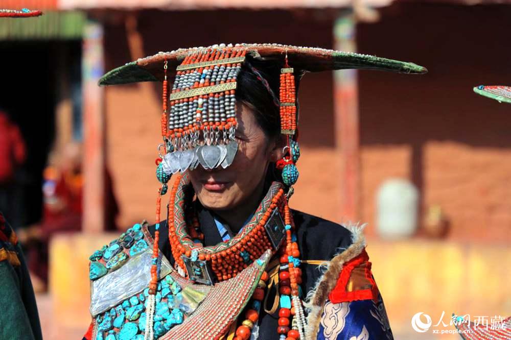 普蘭群眾展示特色服飾。人民網(wǎng) 李海霞攝