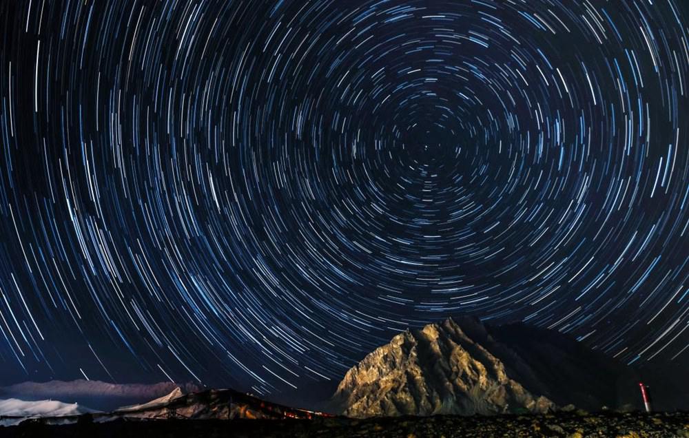 微微風簇浪，散作滿河星。貢覺群培攝