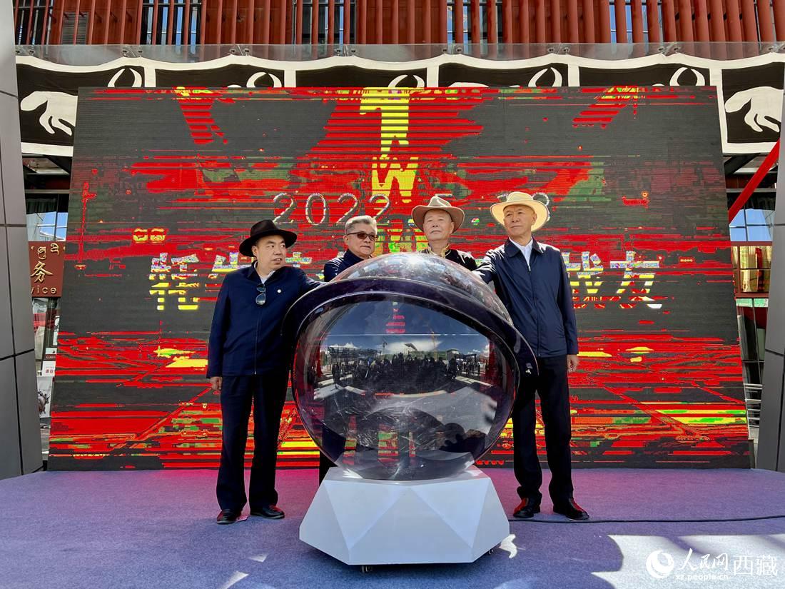 《牦牛革命》《無言的戰(zhàn)友》紅色群雕揭幕儀式。人民網(wǎng) 次仁羅布攝