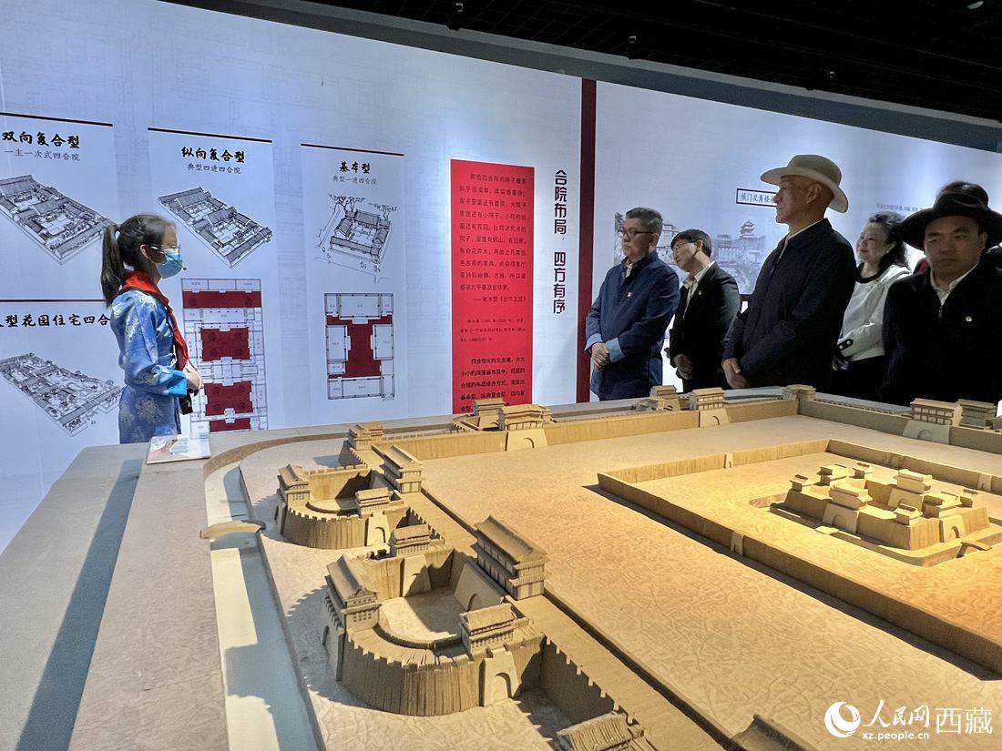 參觀人員認(rèn)真聆聽講解員的解說。人民網(wǎng) 次仁羅布攝