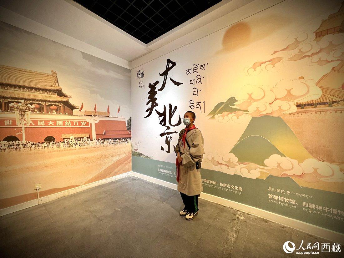 拉薩市北京實驗中學(xué)的學(xué)生講解員進行講解。人民網(wǎng) 次仁羅布攝