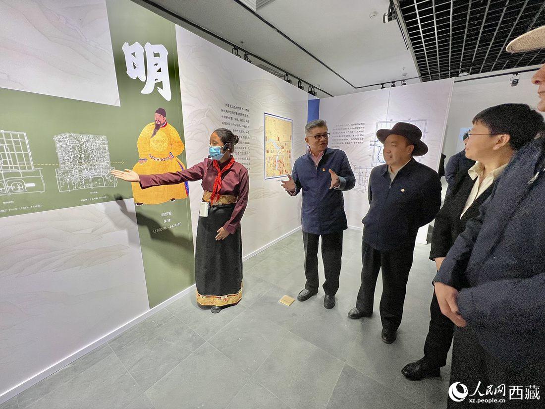 拉薩市北京實驗中學(xué)的學(xué)生講解員進行講解。人民網(wǎng) 次仁羅布攝