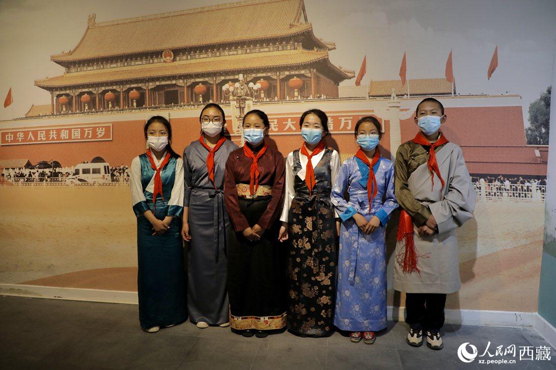 拉薩市北京實驗中學(xué)的小講解員們。人民網(wǎng) 次仁羅布攝