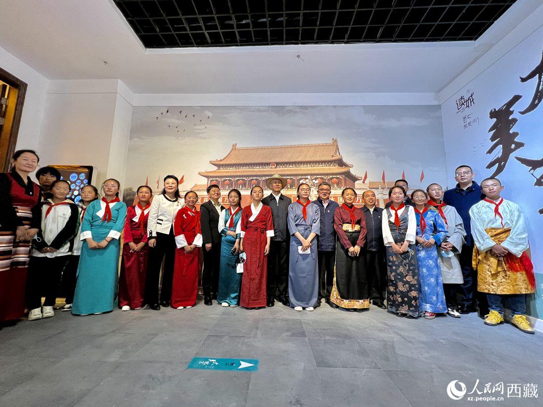 合影留念。人民網(wǎng) 次仁羅布攝