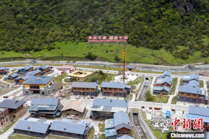 “家是玉麥 國(guó)是中國(guó)”的大字豎立在玉麥鄉(xiāng)旁的山腳上?！钊A峰 攝